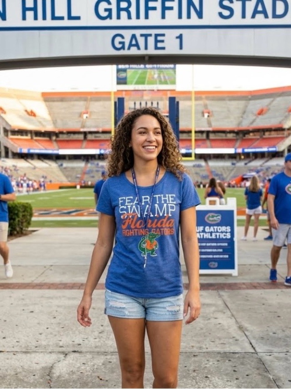 🏈T-University Woman’s Florida Gator Distressed T-Shirt Large